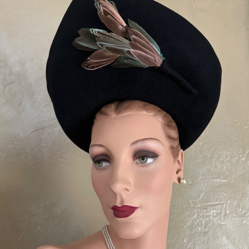 MAGNIFICENT 1940's BLACK FELT HAT WITH UPTURNED BRIM + MULTICOLOR FEATHER "WINGS - Picture 11 of 13